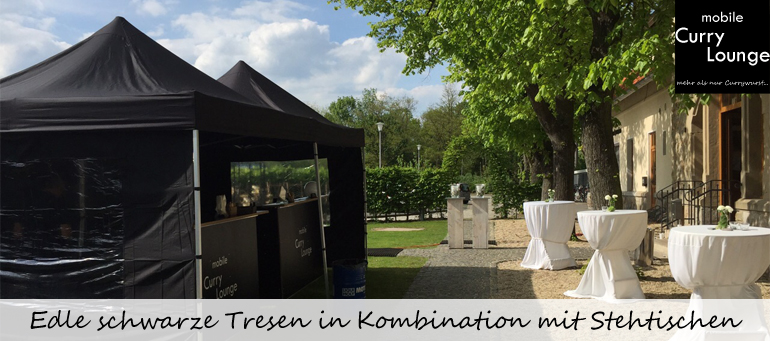 Edle schwarze Tresen in Kombination mit Stehtischen